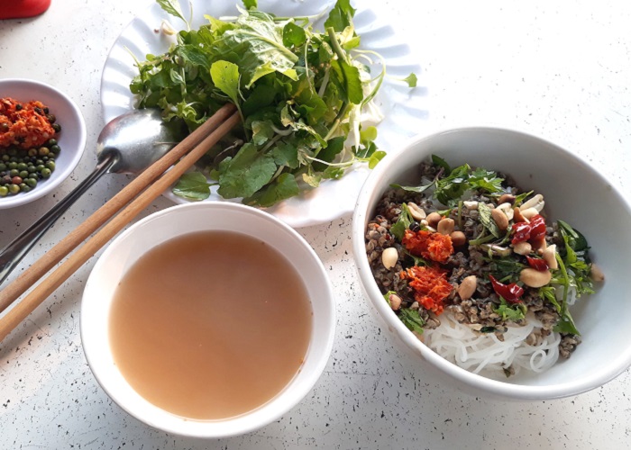 Quang Tri travel to enjoy the famous noodle soup Mai Xa that many people love