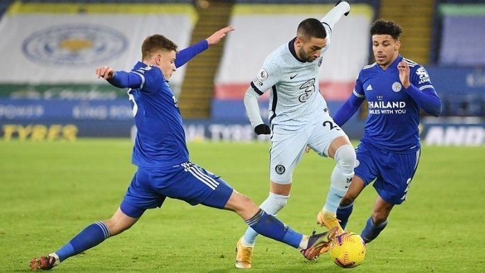 Leicester go top with 2-0 win over Chelsea