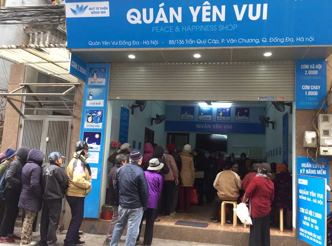 The 2,000 Vnd rice shop is crowded in the cold weather