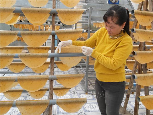 The specialty craft village is busy in the Tet supply season