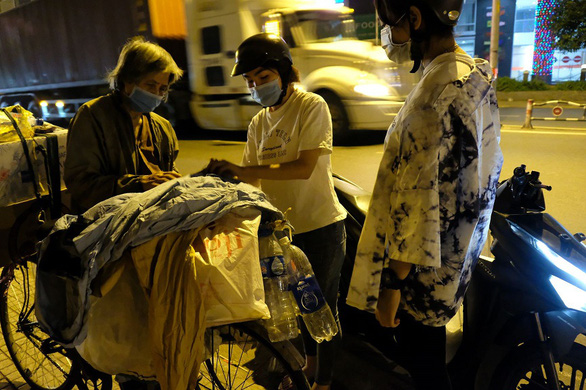 At 0 o’clock at night in Saigon 19 degrees of 5 18-year-old female students