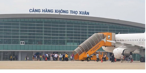 Plane cancels landing as dog breaks into airport