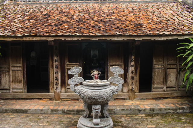 The hundred-year-old wooden house contains many precious antiques of the Nguyen dynasty in Ha Nam