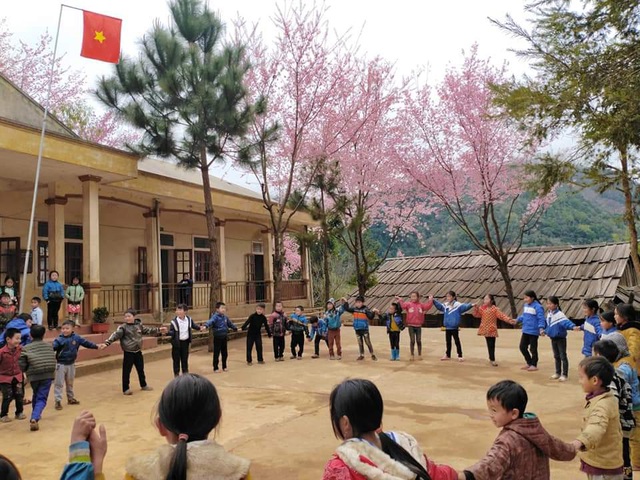 Watching cherry blossoms bloom captivates the hearts of people in the remote regions