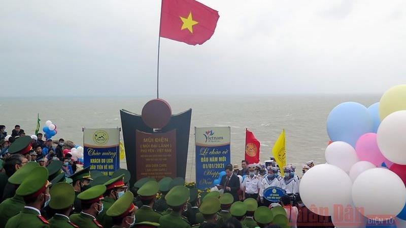 Vietnam news today (January 2): New Year flag-salute ceremony held on country’s easternmost point