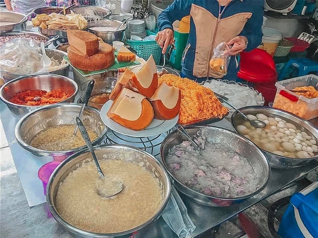 Vietnamese, international street food at Hồ Thị Kỷ Street