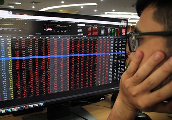 VN-Index loses 30 points as most stocks sink