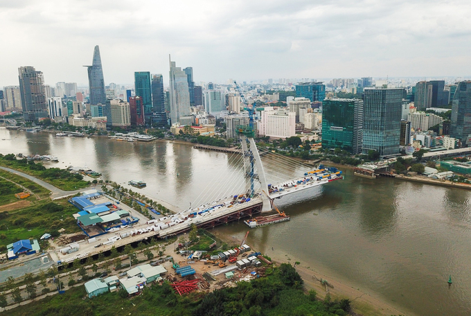 4 bridges span the Saigon River connecting Thu Thiem