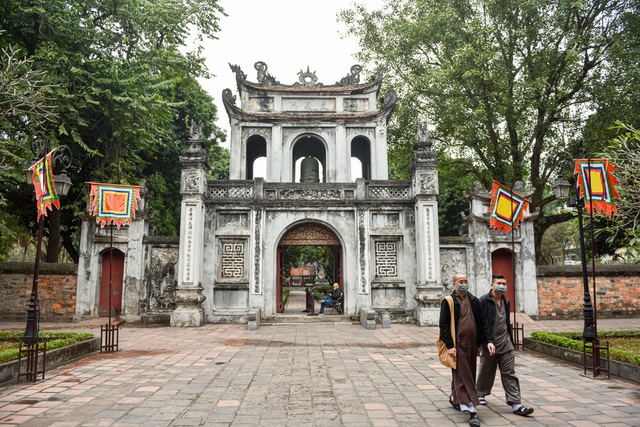 Deserted scene “without a shadow” at famous tourist spots in Hanoi