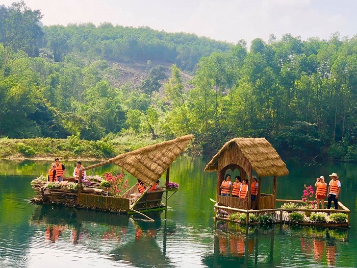 Experience in touring Chi Quang Ngai stream for a relaxing weekend, cool spring bath