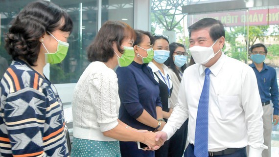 HCMC Chairman congratulates health workers
