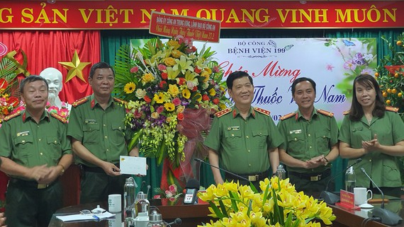 Public Security Deputy Minister visits Hospital 199 on Vietnamese Doctors' Day