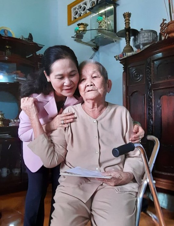 HCMC's leaders visit, extend Tet greetings to poor, social welfare facilities