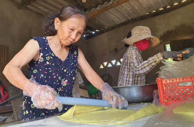 Return to Tam Quan coconut land to enjoy the sweet potato rice paper