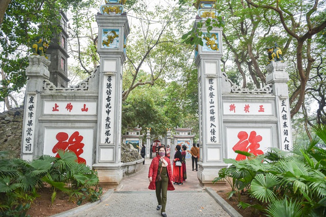 Series of famous monuments in Hanoi closed, visitors, stand watching from a distance