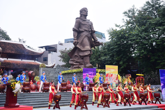 Stop a series of the big spring festival in Tet Tan Suu