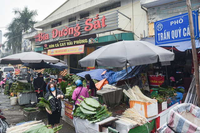 The fair was held at the end of the year, selling only Dong leaves and bamboo strips in Hanoi