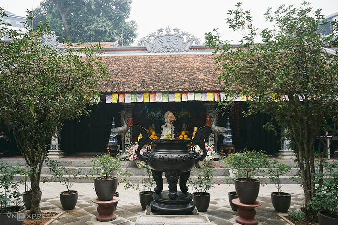 The old pagoda is over 1,000 years old on West Lake