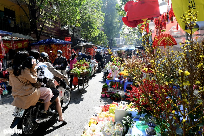 The sunshine came back and filled the streets of Hanoi on the 29th of Tet