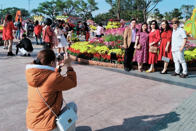 The weather is nice, Danang people are bustling with spring travel