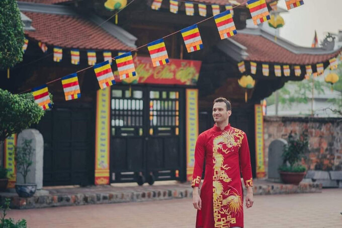 Tourists feel like royalty when wearing ao dai