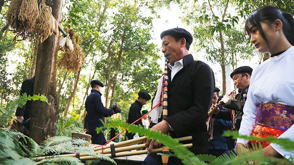 Forest God worshipping ceremony of H’Mong people