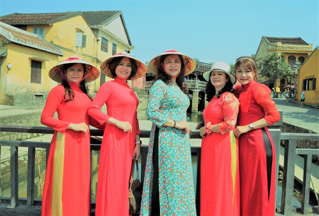 Hanoi ao dai fashion show honors Vietnam's heritage, women beauty