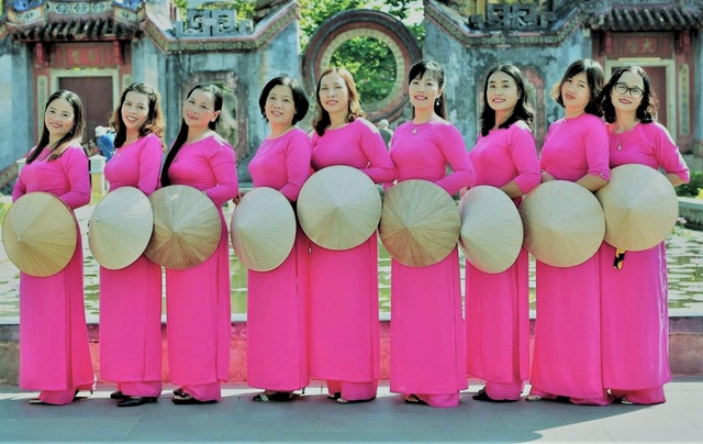 A large number of tourists wear ao dai to check-in in Hoi An