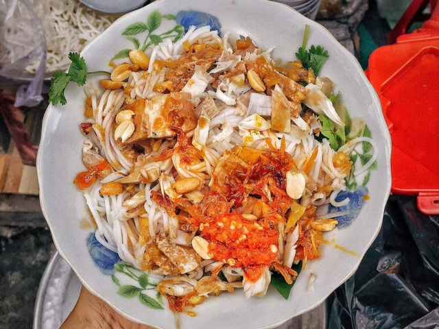 Be enthralled with the taste of the famous seasoning noodles in Da Nang