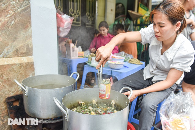 Buy discarded beer cans, bring them as chicken in cans, sell 1000 servings / day