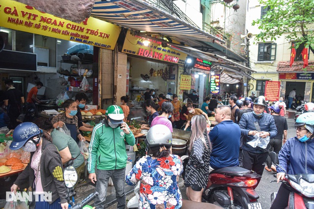 Chicken with roses sells hundreds of chickens at Hang Be market in Hanoi on the full moon day of January