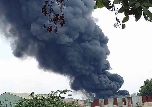 Fire breaks out at four warehouses in Binh Chanh