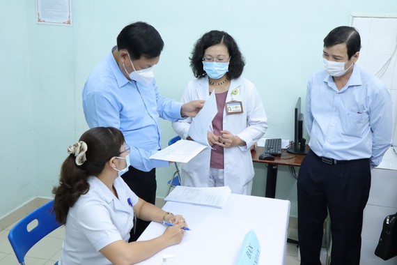 HCMC: Over 1,400 healthcare workers vaccinated