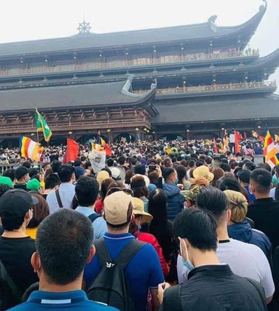 Crowds of pilgrims to Tam Chuc Pagoda worry pandemic fighters