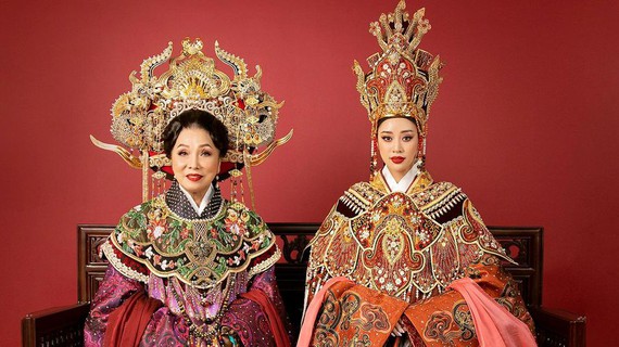 Veteran artist and beauty share photos portraying Queen Duong Van Nga