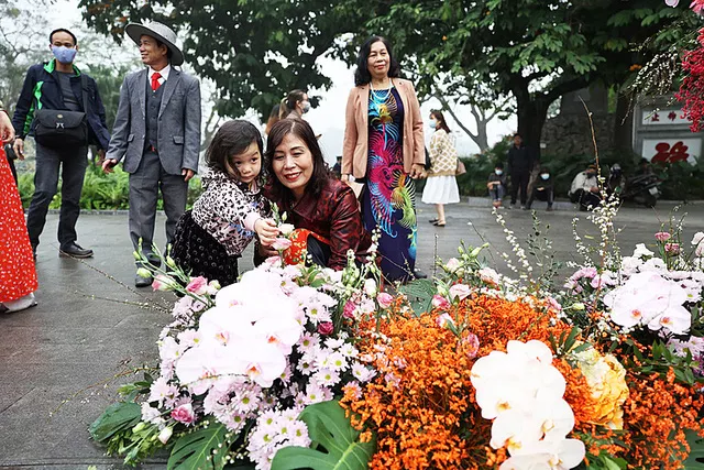 More than 100 light poles “bloom” in the center of Hanoi