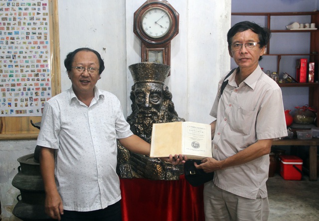 See the first book with Vietnamese national language