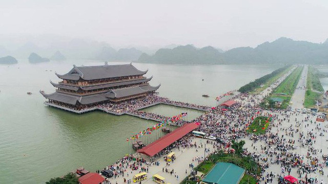 Tens of thousands of tourists flock to the world’s largest Tam Chuc Pagoda