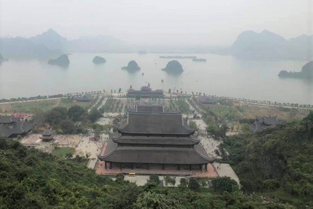 Tens of thousands of tourists flock to the world’s largest Tam Chuc ...