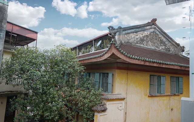 The hundred-year-old villa of the old Hanoi rich man, inside there is a dance floor
