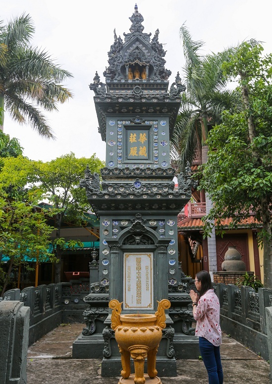 The nearly 300-year-old temple decorated thousands of plates in Saigon
