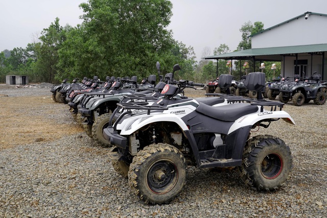 Tourists “riding the beast” crossed the slope and crossed the forest in the suburbs of Ha Noi