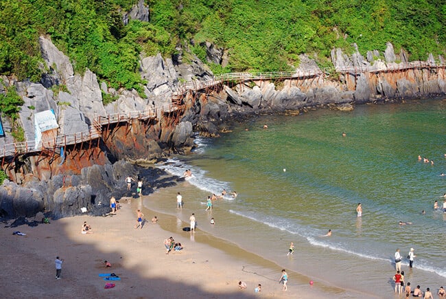 Beautiful poetic Co Cat Cat Ba beach – “paradise on earth”