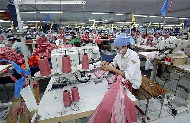 Vietnamese workers average salary rises in first quarter