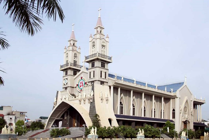 Explore the unique architecture of Thai Binh Cathedral