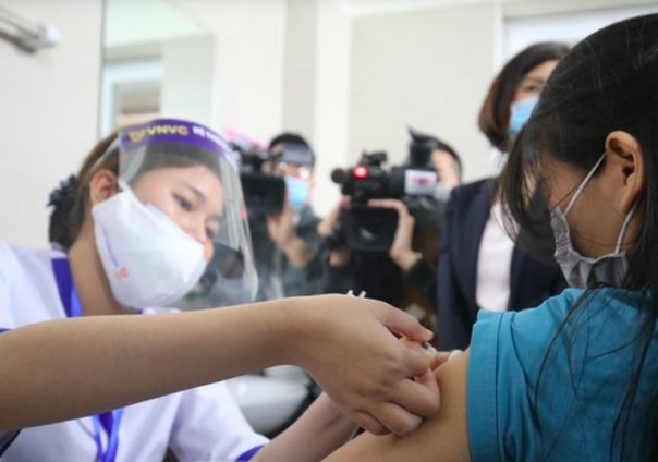 Hanoi targets to vaccinate 350,000 people against Covid-19 in 2021