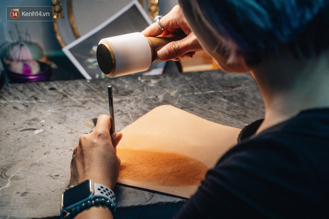 Leaving her job as a designer, the Hanoi girl begins a “strange” sculpting career from … a piece of broken leather given to her