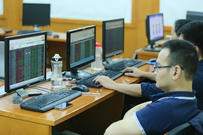 Main index soars to record high