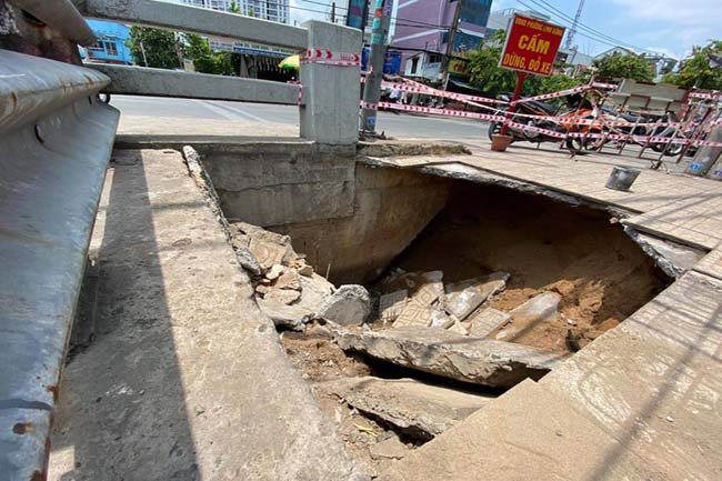 Massive pothole swallows up motorbike during rain in HCMC