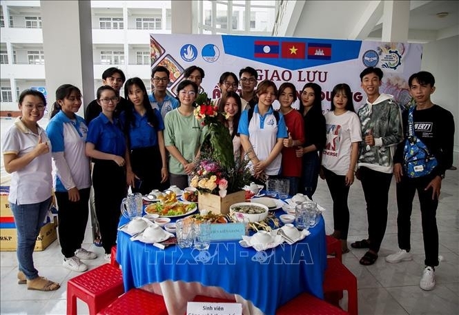 Gifts scholarships given to Lao and Cambodian students at Kien Giang university